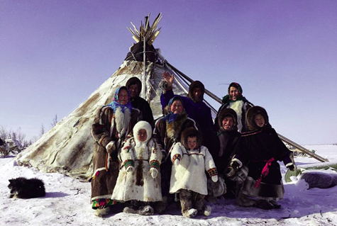 Người dân Nenets sống trong các túp lều làm bằng da tuần lộc, mặc áo lông thú, ăn thịt tuần lộc để sống sót và hiến tế các con vật cho các vị thần theo một tôn giáo cổ xưa 