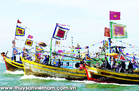 Đoàn thuyền của các vạn chài làm lễ Cầu Ngư ở Bình Thuận - Ảnh: Anh Tuấn 