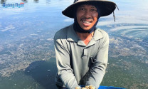 Quảng Ngãi: Nông dân thu hoạch ốc hương "chạy" lũ
