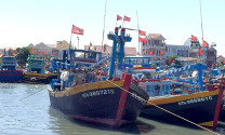 Hỗ trợ ngư dân Bình Thuận gặp nạn trên biển